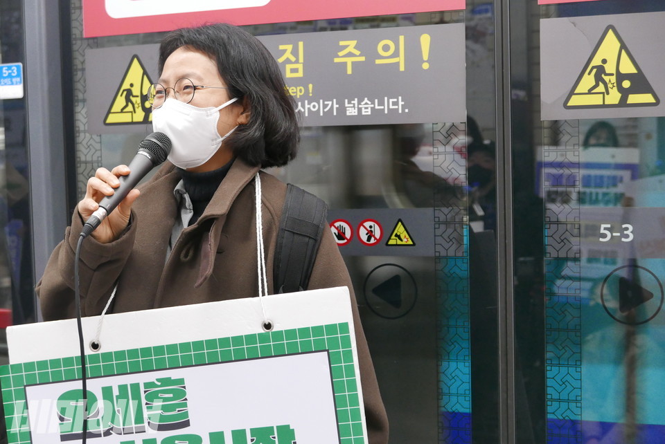 김유미 노들야학 사무국장이 발언 중이다. 사진 양유진
