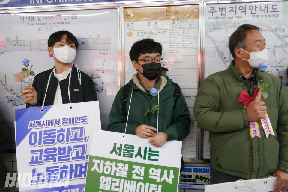 장미를 들고 있는 사람들. 사진 양유진