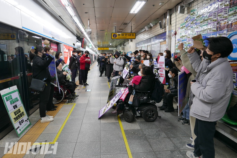 선전전 현장. 사람들이 “투쟁”을 외치고 있다. 사진 양유진