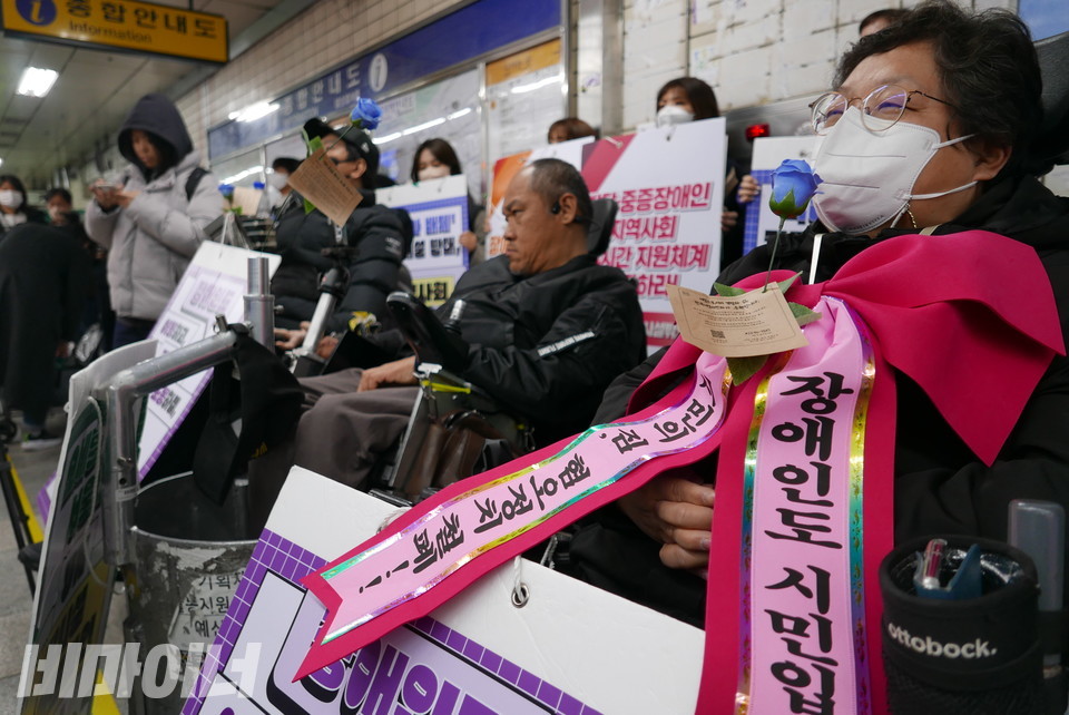 장미를 들고 있는 사람들. 사진 양유진