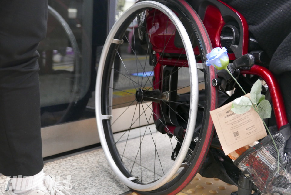 박경석 전장연 상임공동대표의 휠체어에 장미꽃이 꽂혀 있다. 사진 양유진
