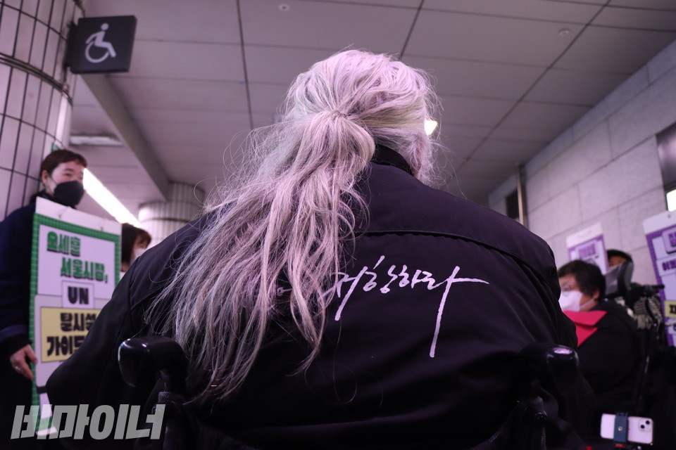 10일 오전 서울지하철 1호선 시청역 청량리 방면 승강장에서 열린 기자회견에 참석한 박경석 전국장애인차별철폐연대 상임공동대표의 뒷모습. 그가 참여자들을 향해 발언하고 있다. 사진 복건우