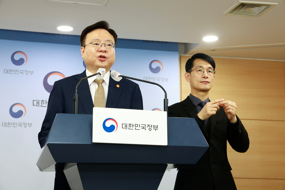 조규홍 보건복지부 장관(왼쪽)이 9일 6차 종합계획을 설명하고 있다. 수어통역사(오른쪽)가 조 장관의 말을 수어로 통역하고 있다. 사진 보건복지부