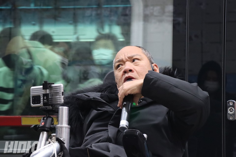 이규식 서울장애인차별철폐연대 상임대표가 발언 중이다. 사진 하민지