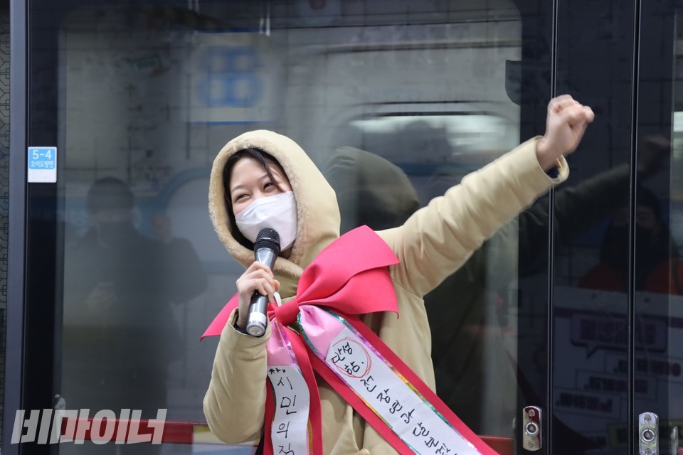 황나라 전국장애인야학협의회 활동가가 환하게 웃으며 “투쟁”을 외치고 있다. 사진 하민지