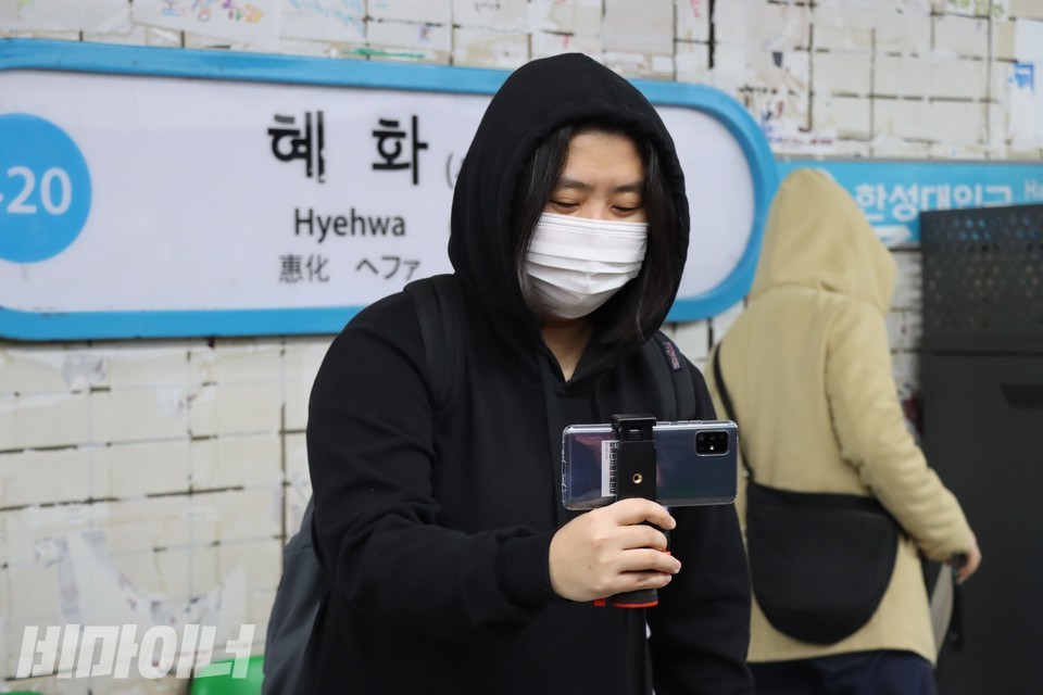 정다운 전장연 활동가가 페이스북 생중계를 하고 있따다. 사진 하민지