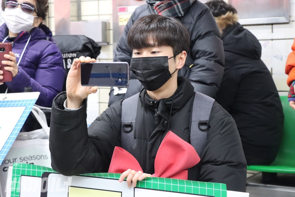 박명훈 다큐인 감독이 선전전 현장을 촬영하고 있다. 사진 하민지