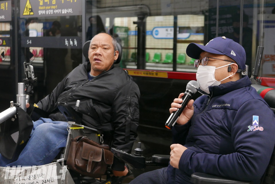 박성준 가치이룸장애인자립생활센터 활동가(오른쪽)가 발언 중이다. 사진 양유진