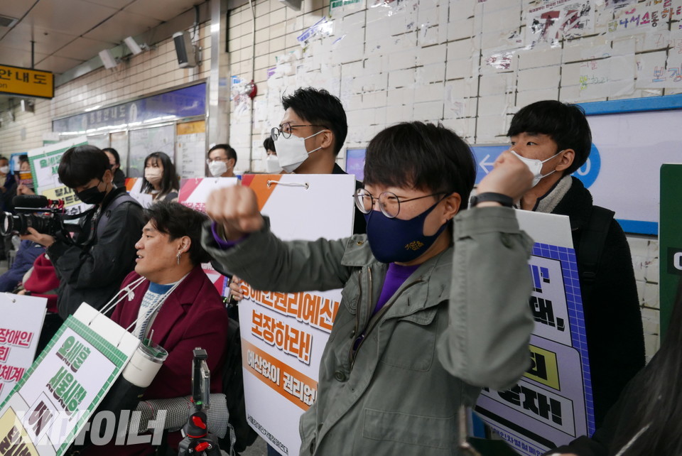 연윤실 전장연 활동가가 환호성을 보내고 있다. 사진 양유진