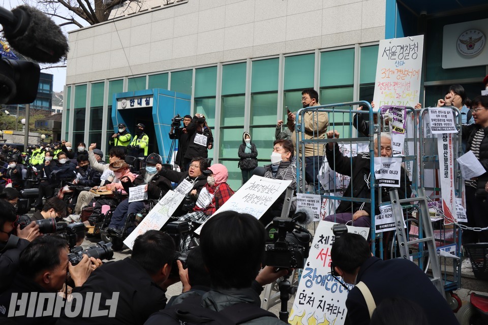 기자회견 현장. 활동가들이 “투쟁”을 외치고 있다. 사진 하민지