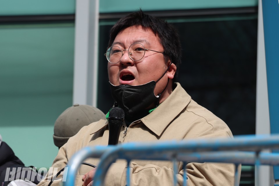 박철균 전장연 활동가가 발언 중이다. 사진 하민지