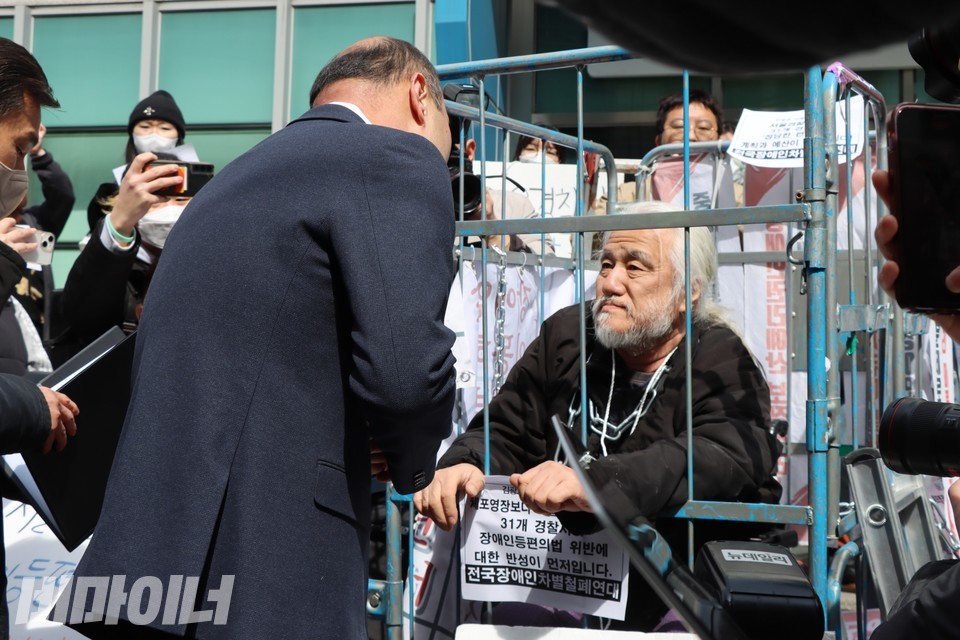 남대문서에서 체포영장을 집행하고 있다. 사진 하민지