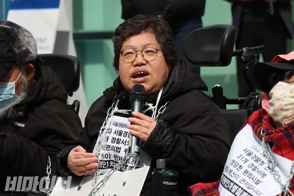 이형숙 서울시장애인자립생활센터협의회 회장이 발언 중이다. 이 회장의 목에 쇠사슬이 감겨 있다. 사진 하민지