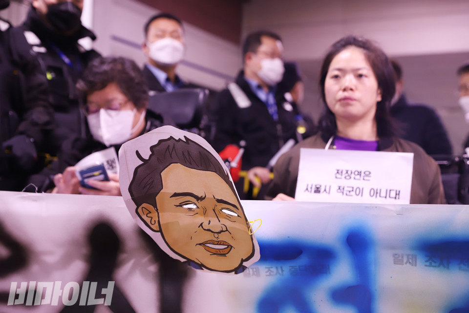 21일 오전 8시, 전장연 활동가들이 1호선 시청역(청량리 방면) 승강장 10-4에서 기자회견을 하고 있다. 이들은 서울시의 ‘전장연 죽이기’ 행태에 대해 비판했다. 사진 강혜민 