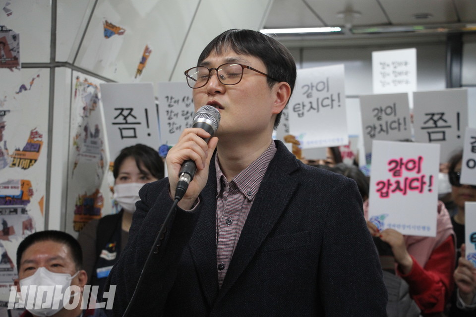 시각장애인 당사자인 김재왕 인권변호사가 발언하고 있다. 사진 강혜민