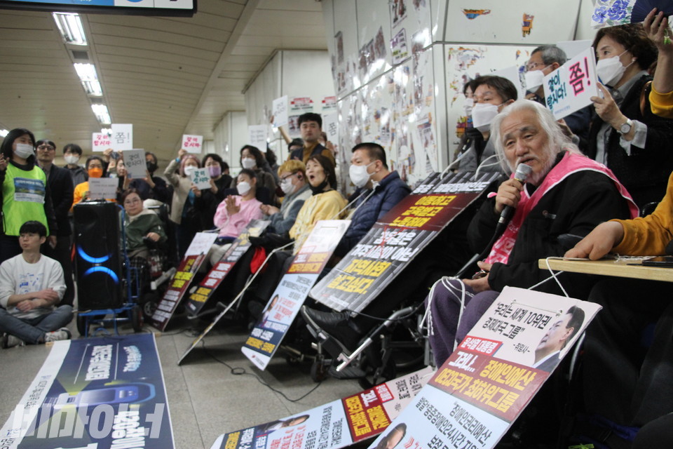 23일 오후 2시, 전장연은 대통령실 인근에 있는 삼각지역에서 420장애인차별철폐공동투쟁단 출범을 선언하면서 지하철행동 향후 계획을 알렸다. 박경석 전장연 대표가 발언하고 있다. 사진 강혜민