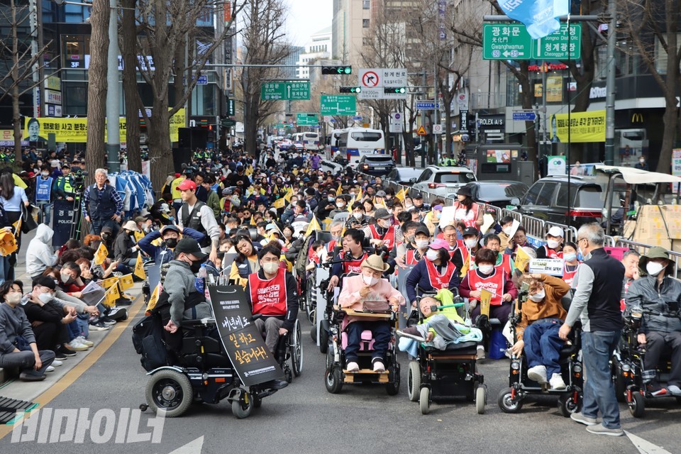 서울시의 권리중심공공일자리 표적조사를 규탄하기 위해 모인 1천 명의 활동가들. 사진 하민지