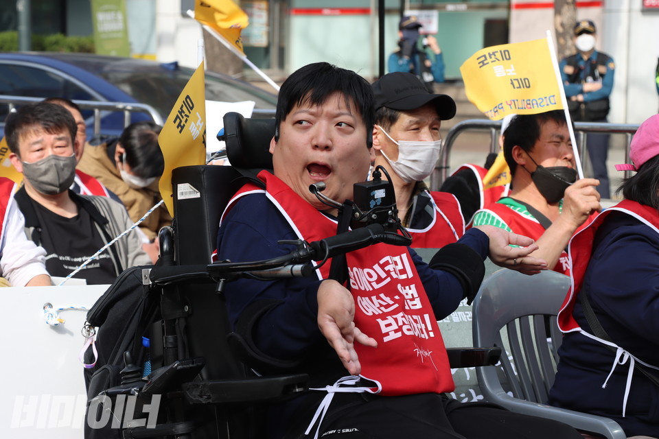 한 휠체어 이용자가 “투쟁”을 외치고 있다. 사진 하민지