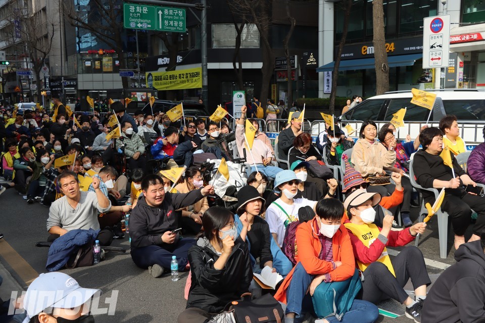 활동가들이 권리중심공공일자리 보장을 요구하는 노란 깃발을 흔들고 있다. 사진 하민지