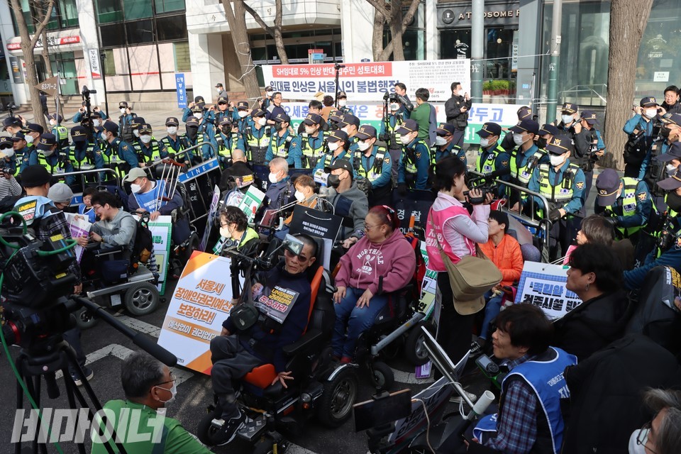 경찰들이 활동가들을 에워싸고 있다. 경찰은 이내 물리력을 동원해 이들을 끌어냈다. 사진 하민지