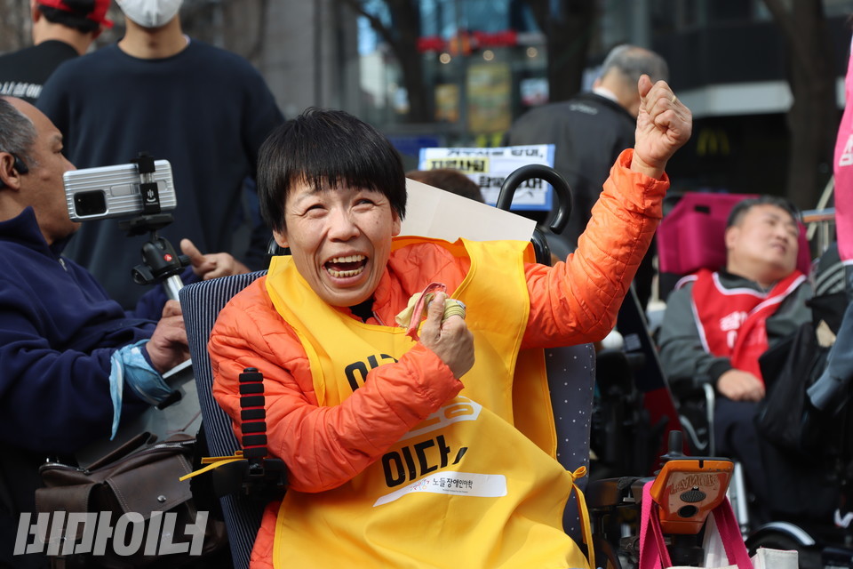장애경 노들장애인야학 학생이 환하게 웃으며 “투쟁”을 외치고 있다. 사진 하민지