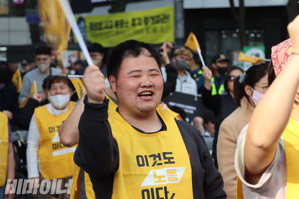 한 활동가가 “이것도 노동이다”라고 적힌 몸피씨를 입고 “투쟁”을 외치고 있다. 사진 하민지