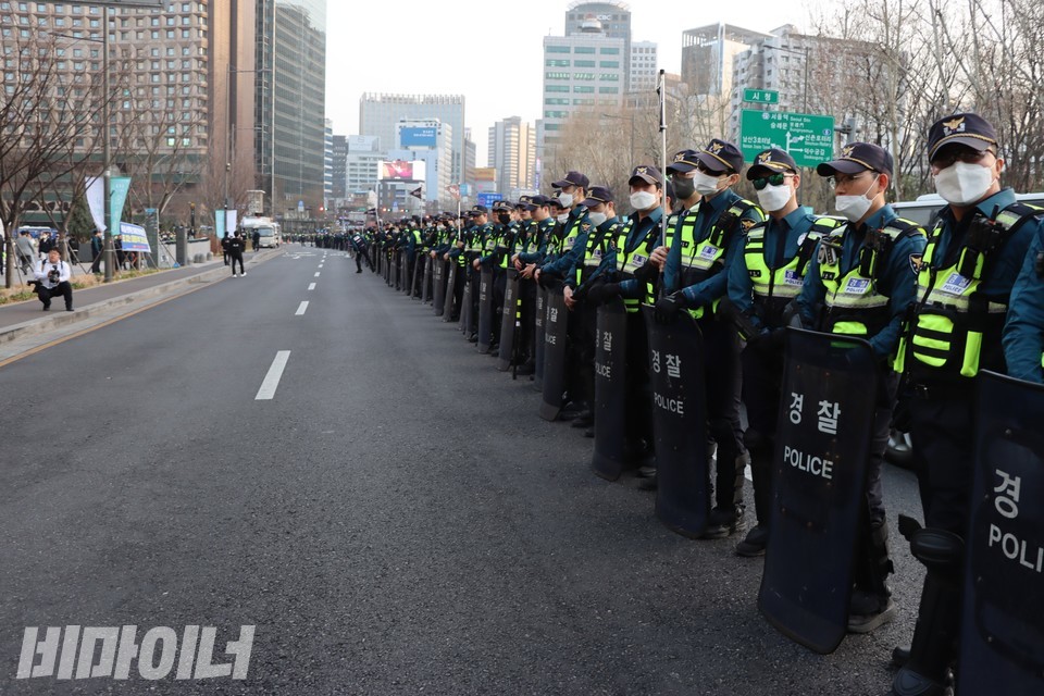 경찰 수백 명이 방패로 무장한 채 행진 장소를 막아서고 있다. 사진 하민지