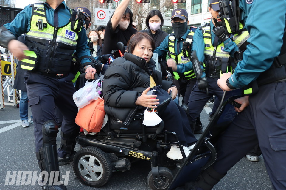 임경미 옥천장애인자립생활센터 소장이 경찰방패에 진압당하고 있다. 사진 하민지