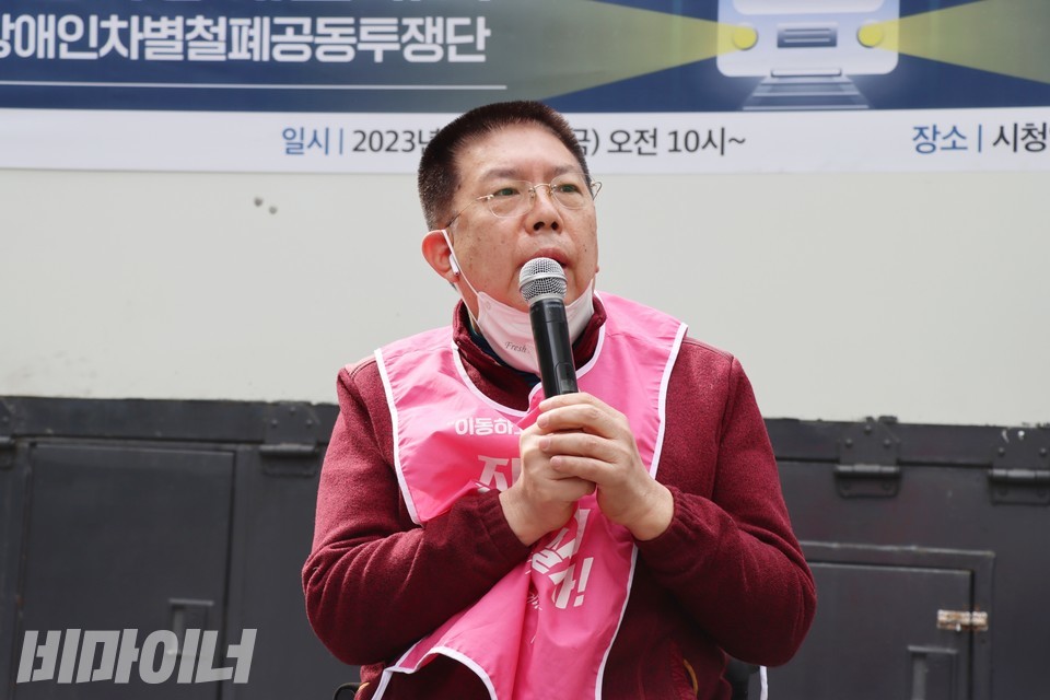 권달주 전장연 상임공동대표가 결의대회에서 발언 중이다. 사진 하민지