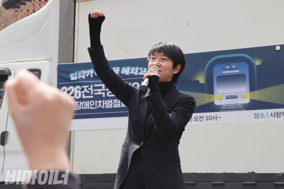 장혜영 정의당 국회의원이 결의대회에서 “투쟁”을 외치고 있다. 사진 하민지