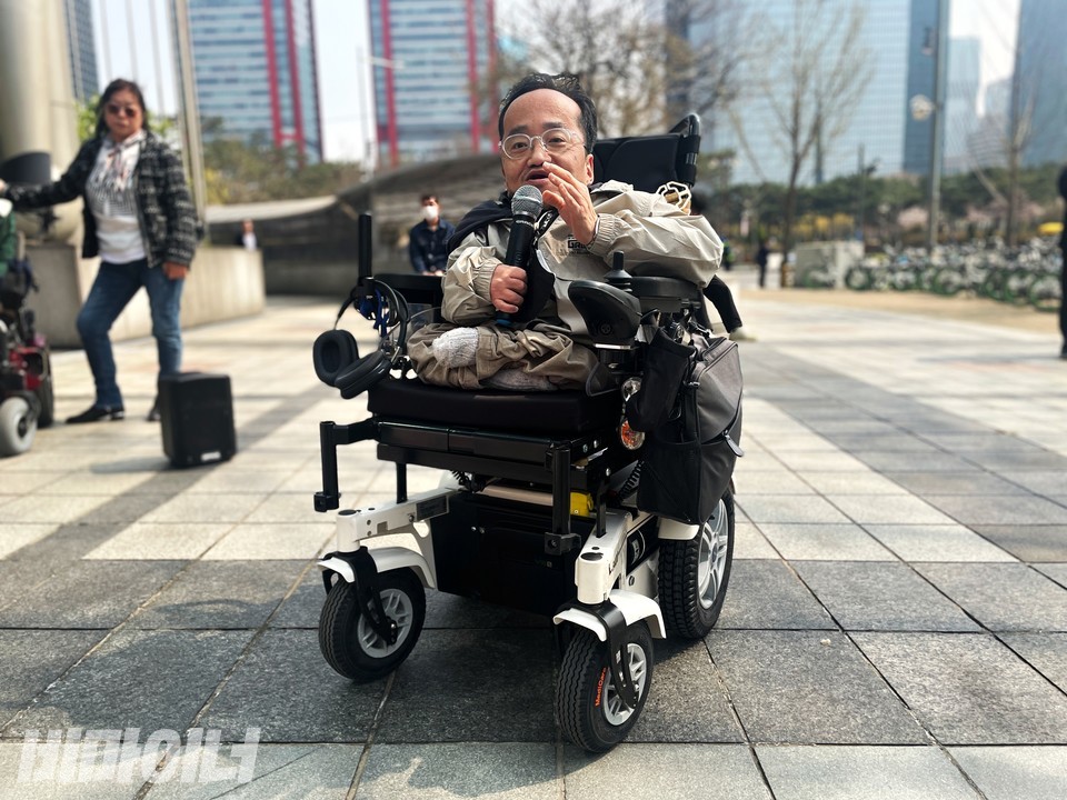 박현 전장연 보조기기위원회 위원장이 기자회견에서 발언하고 있다. 박 위원장은 최근 중고로 구매한 전동휠체어를 타고 기자회견에 참석했다. 기존에 이용하던 전동휠체어는 지난 23일부터 1박 2일간 열린 326 전국장애인대회 때 경찰과 서울교통공사 직원의 폭력진압으로 망가져 버렸다고 한다. 사진 하민지