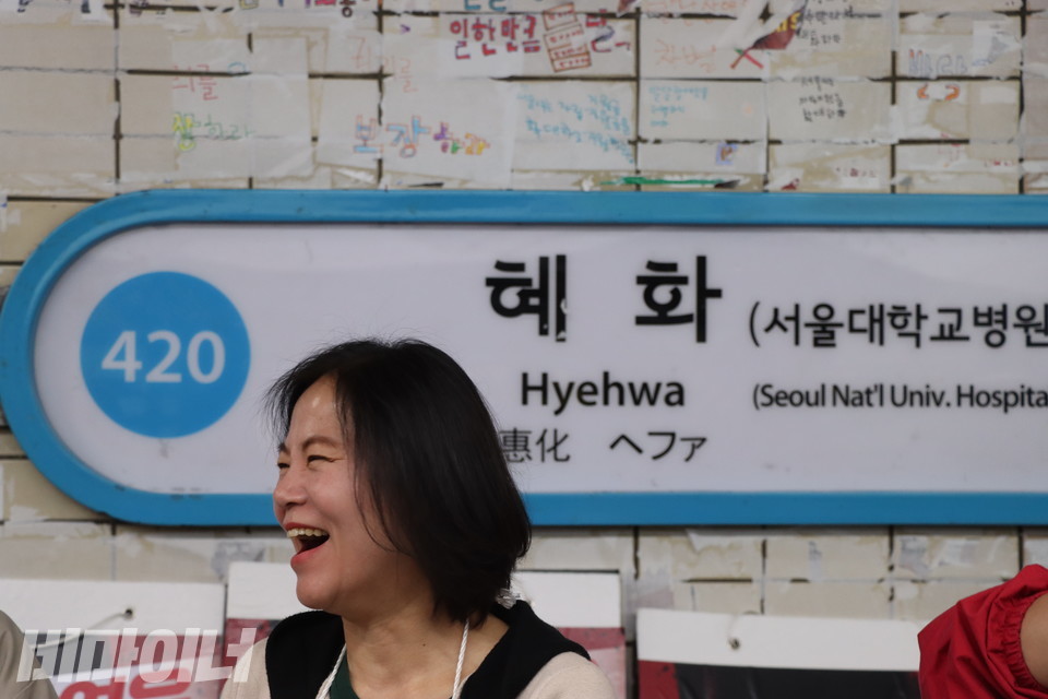 강희석 나야장애인권교육센터 활동가가 활짝 웃고 있다. 사진 하민지