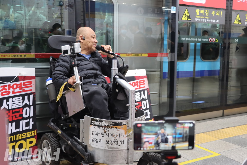 이규식 서울장애인차별철폐연대 상임대표가 발언 중이다. 사진 하민지