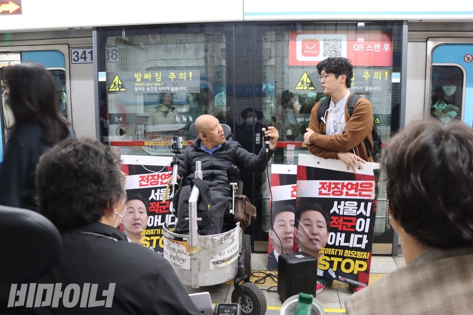 이규식 서울장애인차별철폐연대 상임대표(왼쪽)와 준태 목사(오른쪽)이 대화를 나누고 있다. 사진 하민지