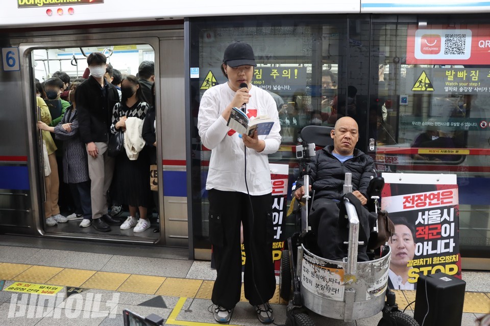 임지영 서울시장애인자립생활센터협의회 활동가가 ‘이규식의 세상 속으로’를 낭독하고 있다. 사진 하민지