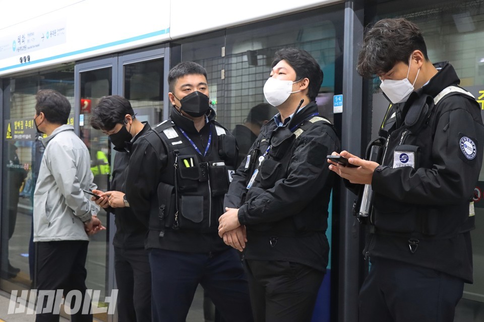 서울교통공사 직원들. 사진 하민지