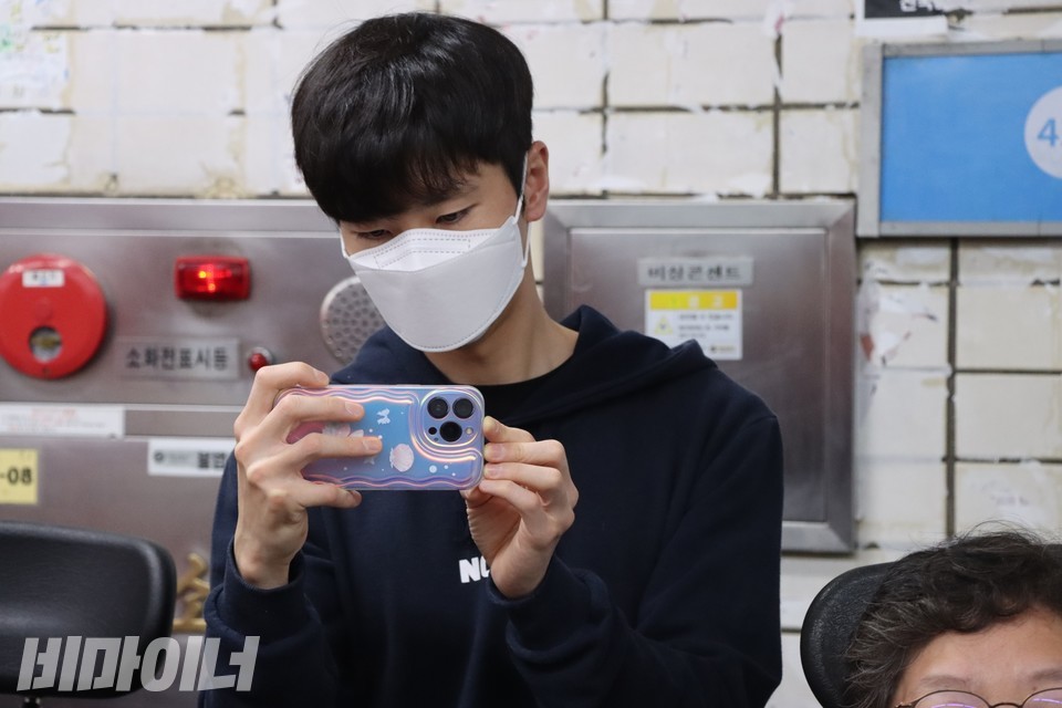 박명훈 다큐인 영상활동가가 선전전 현장을 촬영 중이다. 사진 하민지