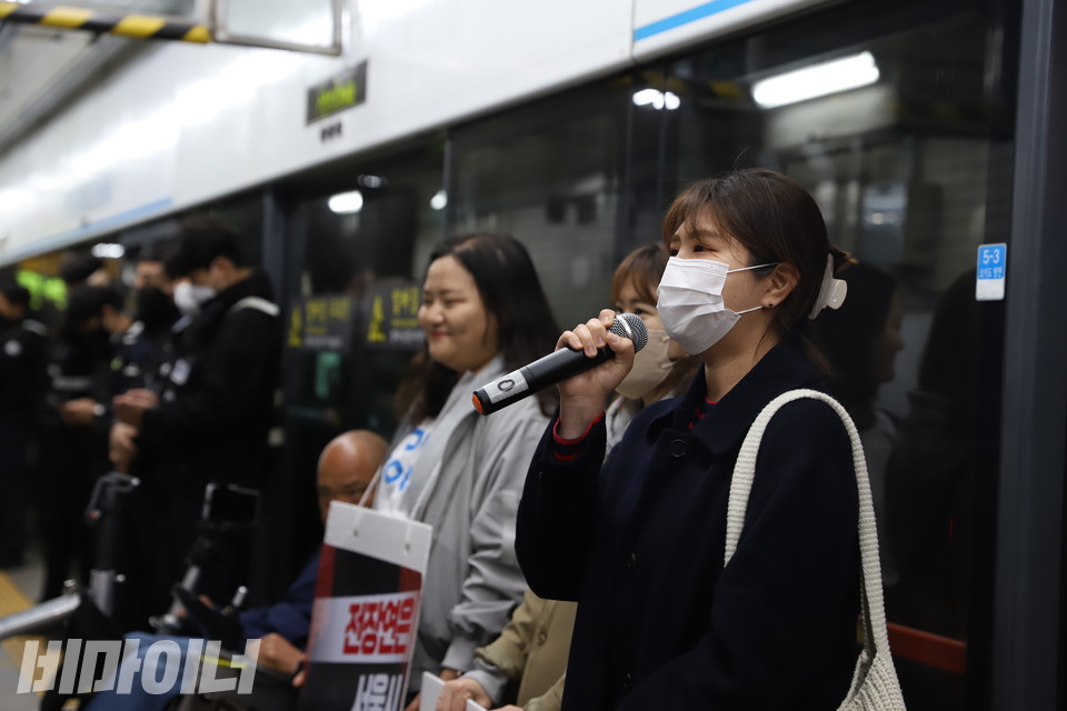 5일 오전 서울지하철 4호선 혜화역 선전전에 참여한 민주노총 공공운수노조 의료연대본부 서울지부 서울대병원분회 조합원들이 발언하고 있다. 사진 복건우