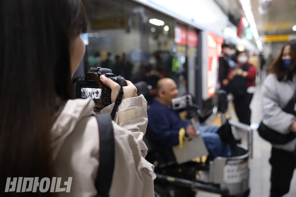 5일 오전 서울지하철 4호선 혜화역 선전전에서 세종대 영상예술학과 학생이 영상을 찍고 있다. 사진 복건우