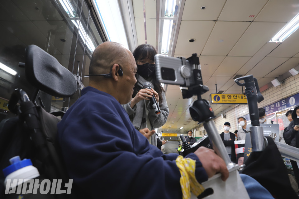 5일 오전 서울지하철 4호선 혜화역 선전전에 참여한 손나현 노들장애인야학 교사(오른쪽)가 마이크를 들고 발언하고 있다. 사진 복건우