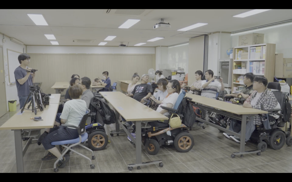 ‘장애인, 미디어, 교육’의 한 장면. 미디어강사가 강의 중이다. 반딧불장애인야학 학생들은 수업을 듣고 있다. 사진 서울장애인인권영화제