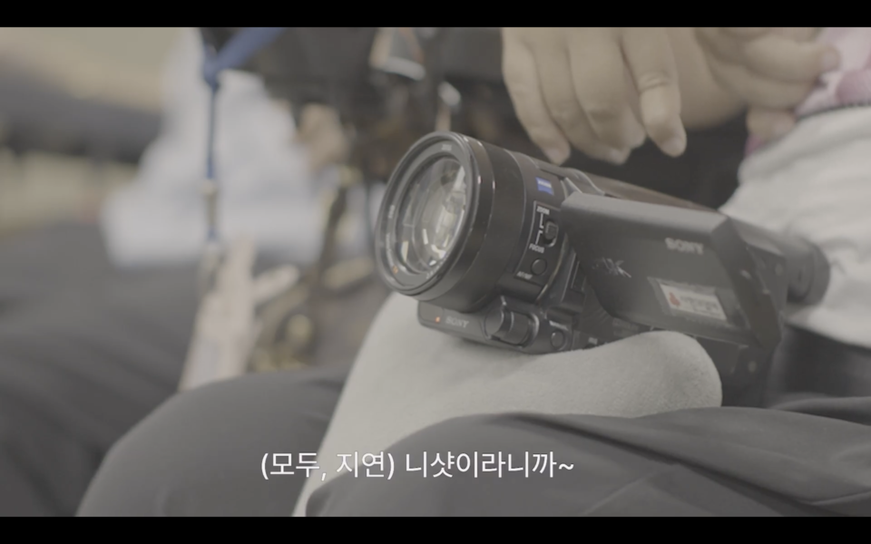휠체어 이용 장애인의 무릎 위에 올려져 있는 카메라. 사진 서울장애인인권영화제