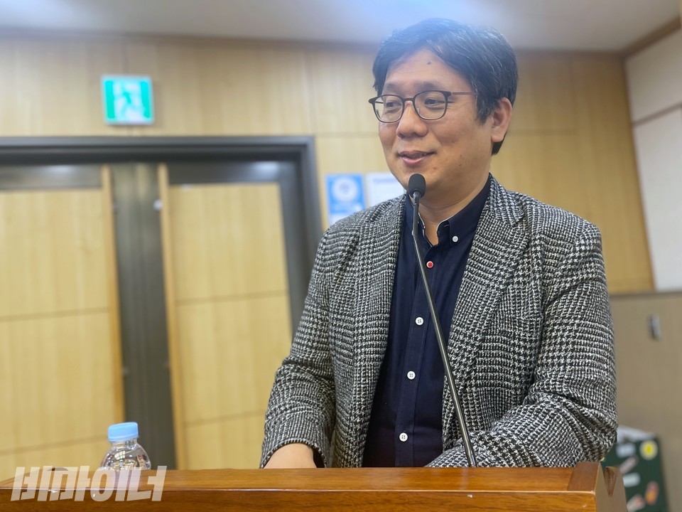 김기룡 교수가 발제하고 있다. 사진 하민지