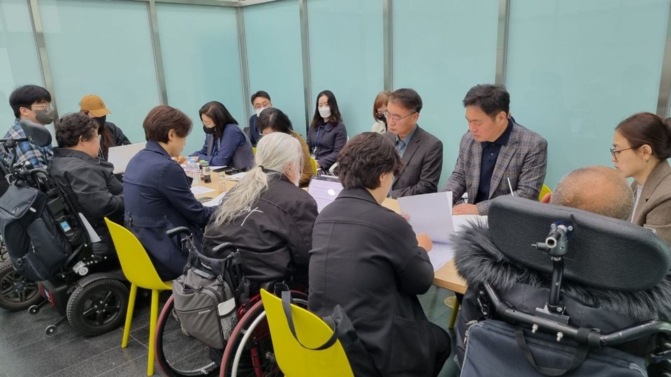 전장연 활동가들과 서울시가 면담하고 있다. 서울시 측에 앉은 사람 중 안경을 쓴 짧은 머리의 남성이 김상한 서울시 복지정책실장. 사진 전장연
