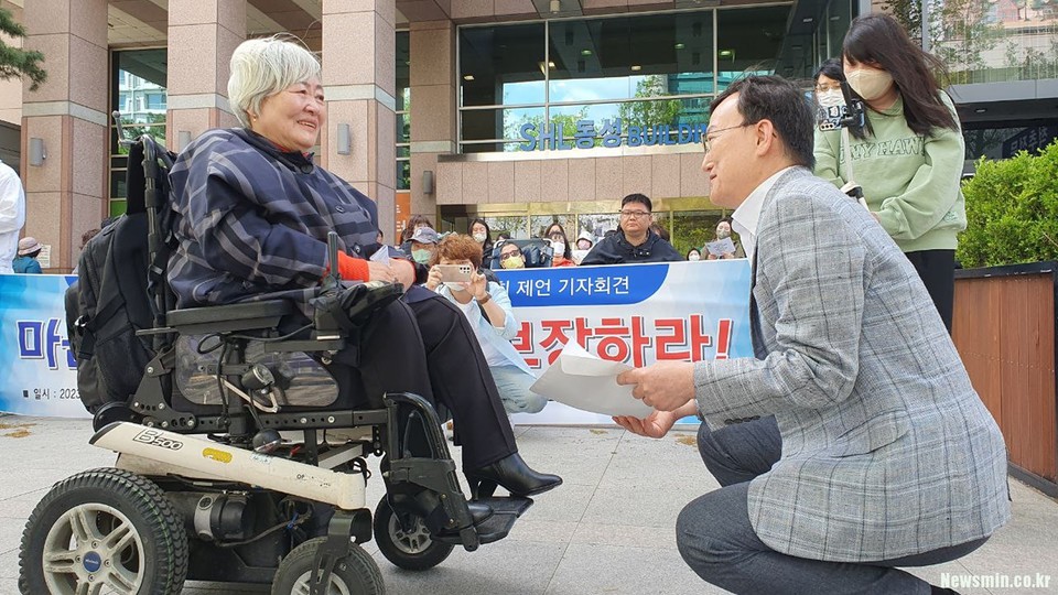 박명애 대구장애인차별철폐연대 대표가 정연걸 국가인권위원회 대구인권사무소장(우측)에게 진정서를 제출하고 있다. 사진 뉴스민 