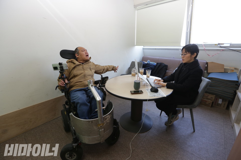 2022년 2월 24일, 이규식 서울장애인차별철폐연대 대표가 홍은전 작가와 노들야학에서 인터뷰하고 있다. 사진 강혜민