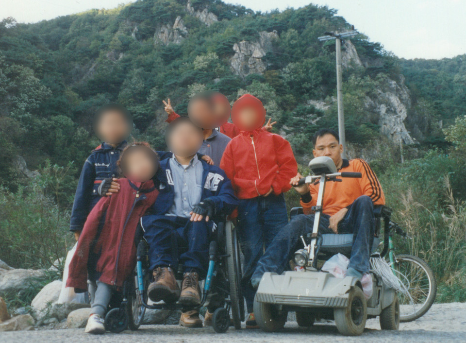 경기도 양평군에 있는 시설에 있을 때, 이규식은 한 후원자로부터 스쿠터를 선물 받았다. 스쿠터를 타고서 하나콘도로 놀러 갔을 때의 모습. 사진 제공 이규식