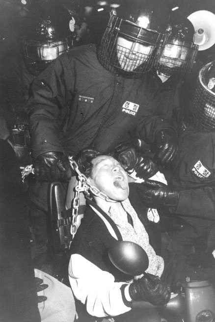 이동권 투쟁 당시 경찰에게 진압당하는 이규식.  사진 장애인이동권연대 