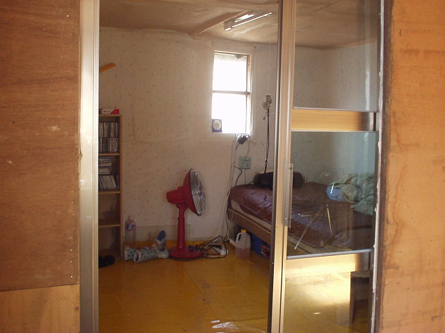 과거 이규식이 살았던 판잣집 내부. 안에 침대 하나가 있다. 사진 제공 이규식