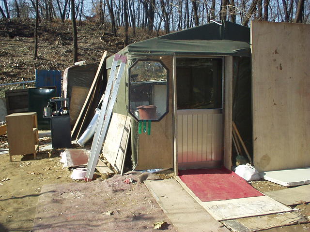 해외 장애인 자립생활운동에 관해 이야기를 들은 이규식은 바로 자립생활을 실천해본다. 과거 이규식이 살았던 판잣집. 사진 제공 이규식 